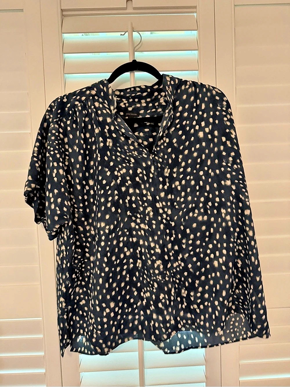 Ann Taylor Printed Short Sleeve Blouse in Blue & Cream Like New